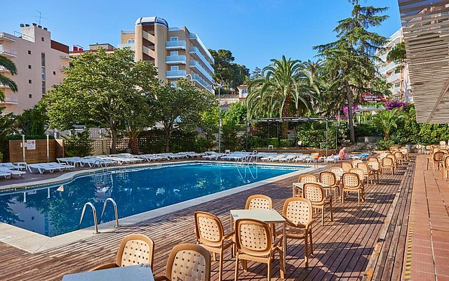 Terrasse mit Pool vom Don Juan Resort in Lloret de Mar