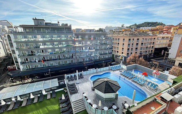 Vogelperspektive über der Poolarea vom Maria del Mar in Lloret de Mar