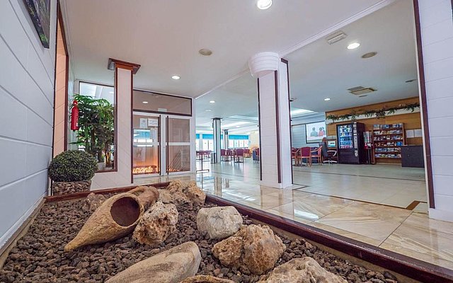Lobby mit Steinen vom Golden Sand Hotel in Lloret de Mar