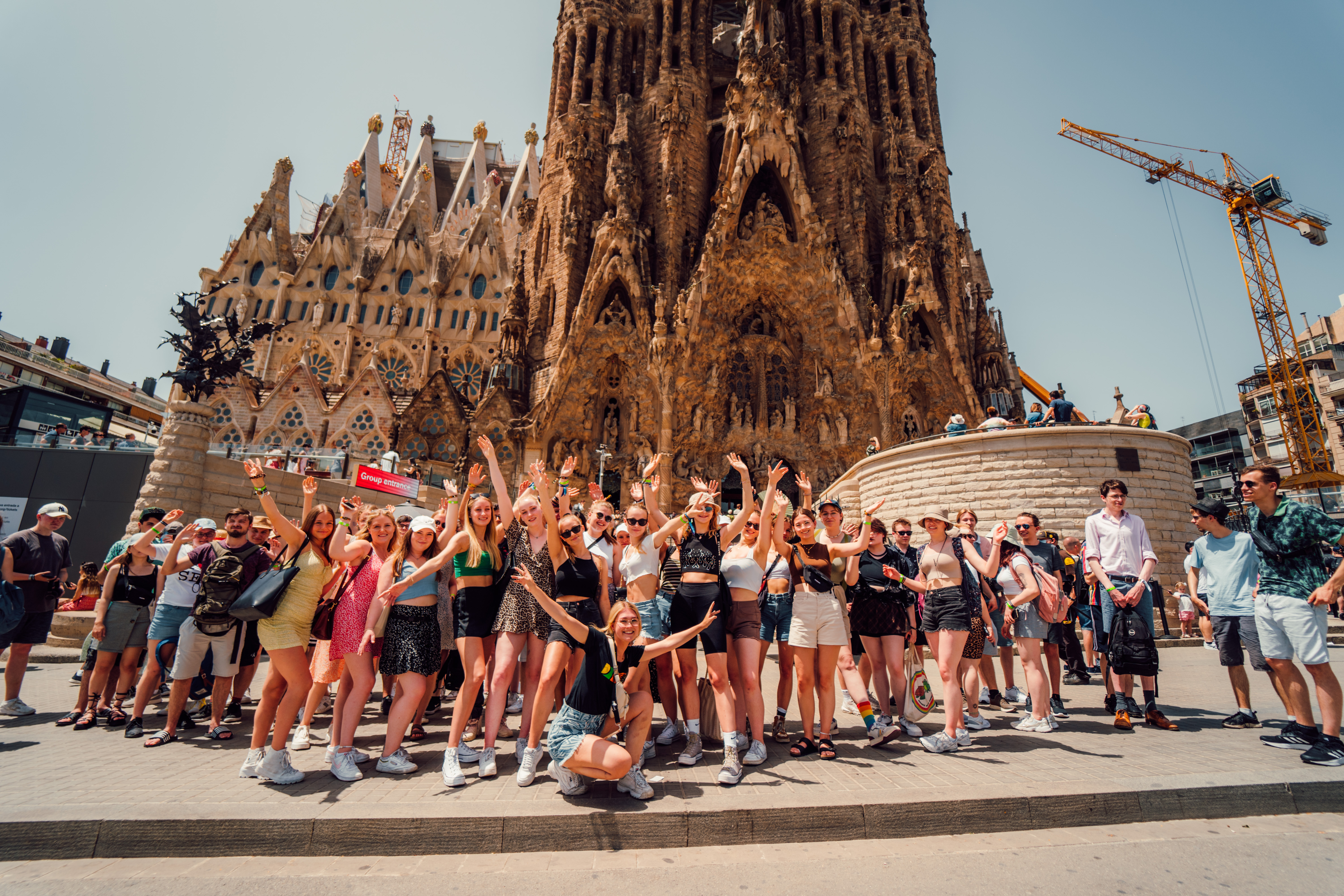 Reisgruppe vor der Sagrada Familia in Barcelona