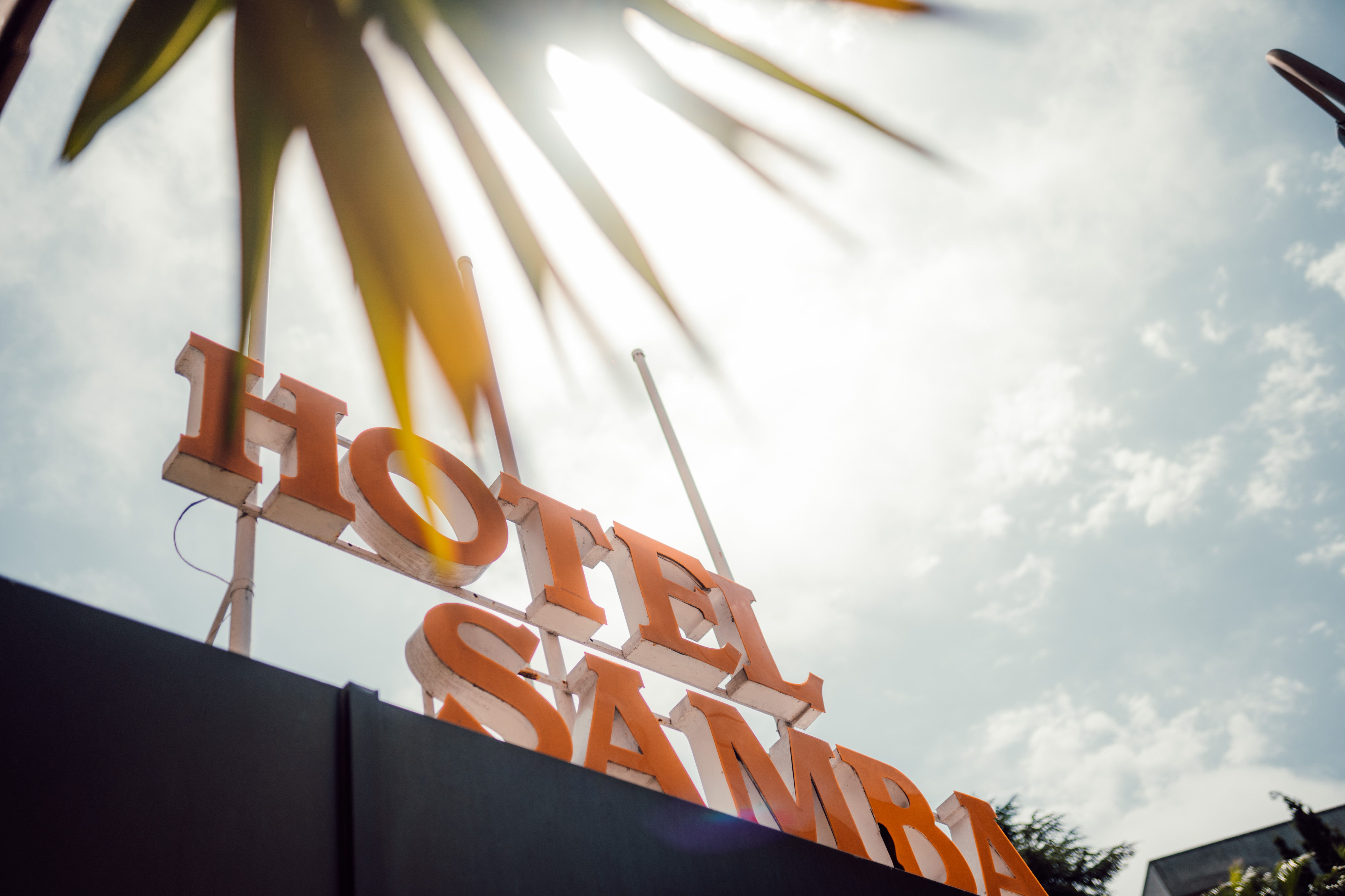 Schriftzug vor Himmel vom Hotel Samba in Lloret de Mar