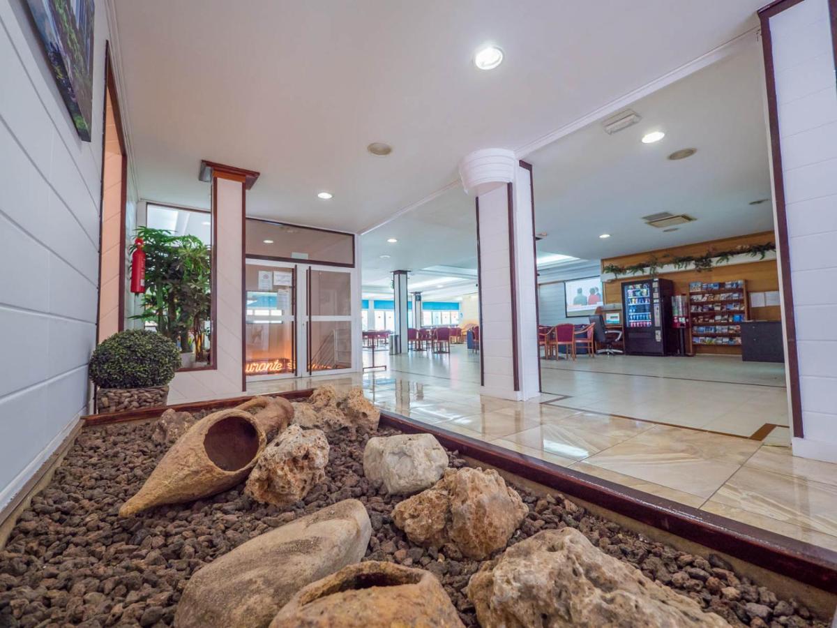 Lobby mit Steinen vom Golden Sand Hotel in Lloret de Mar